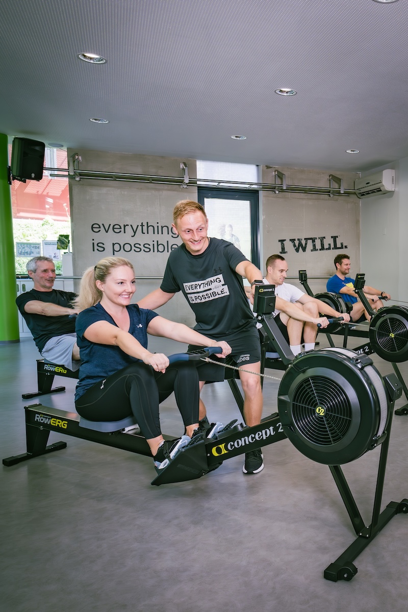 Ausdauertraining am Ruderergometer im VIBES Fitnessstudio Graz